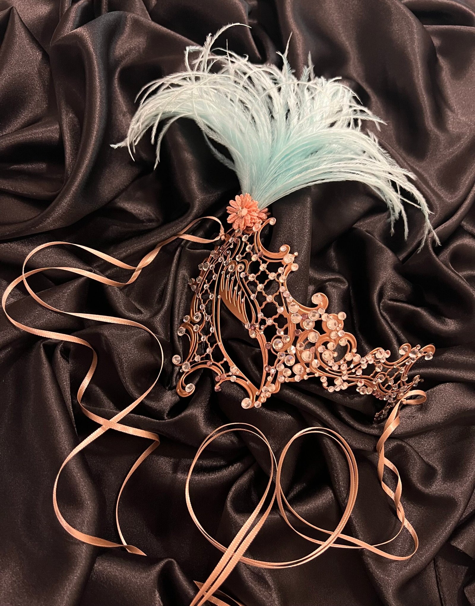 Mezza Maschera Dorata con Piuma