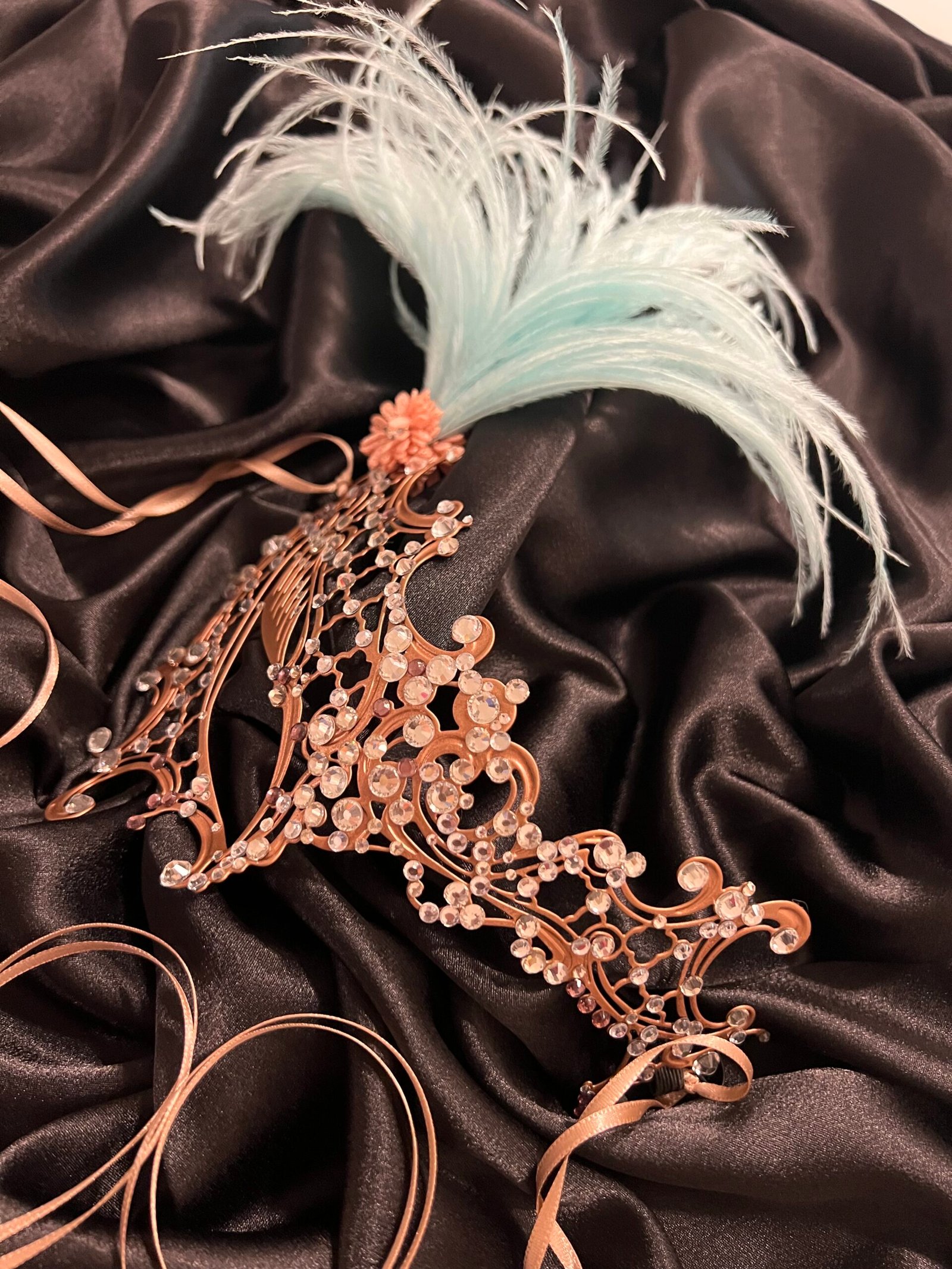 Mezza Maschera Dorata con Piuma - Image 7