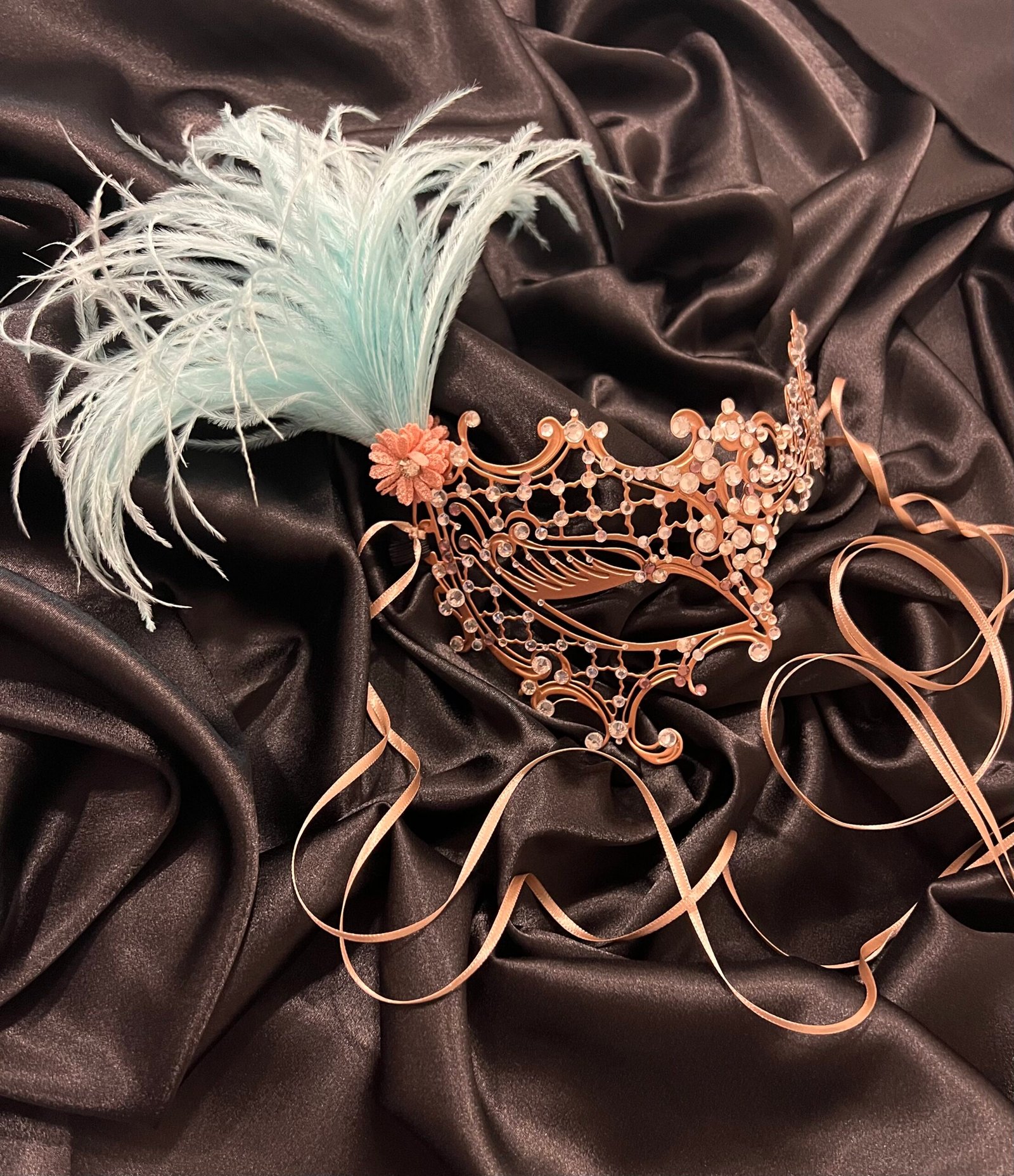 Mezza Maschera Dorata con Piuma - Image 6