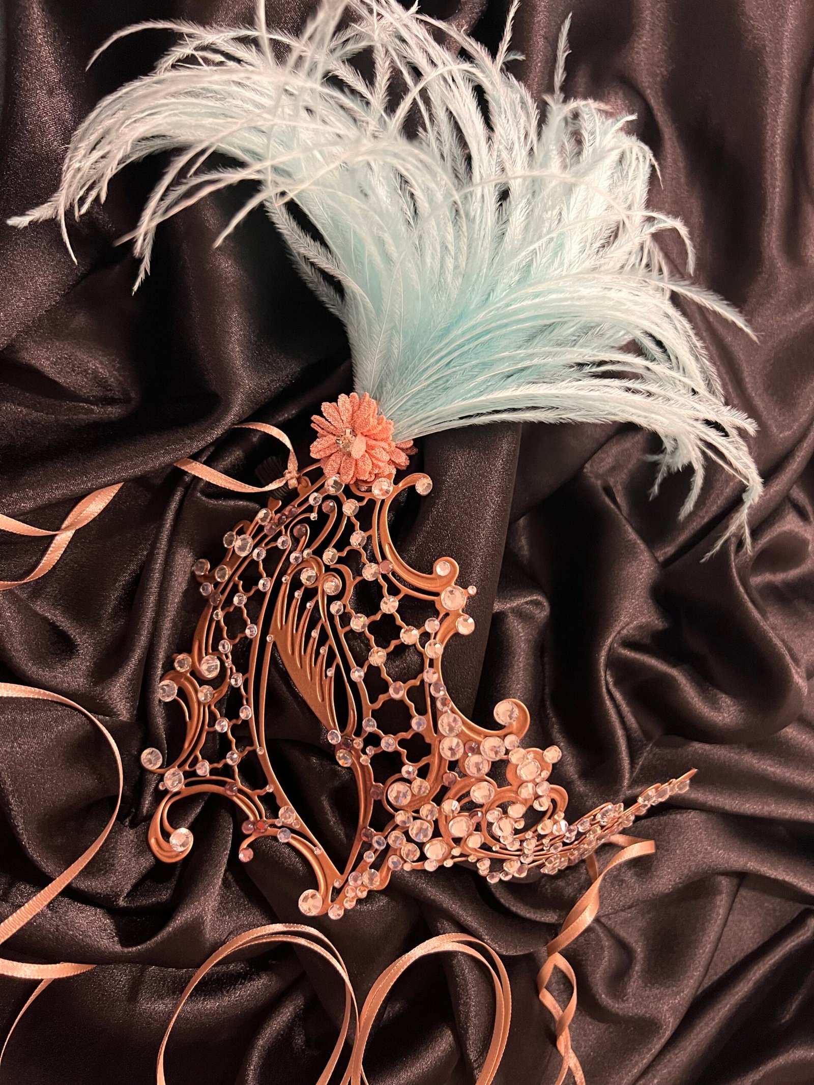 Mezza Maschera Dorata con Piuma - Image 4