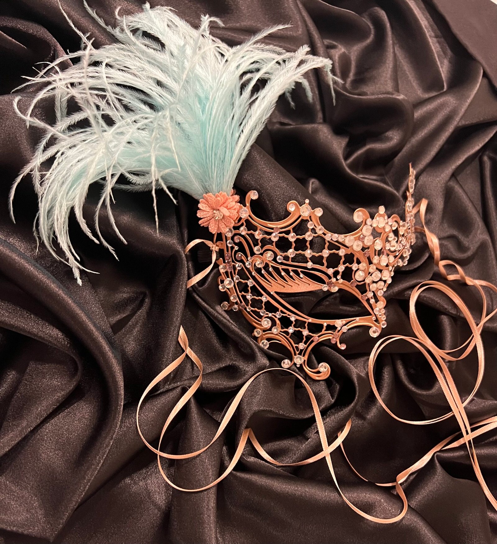 Mezza Maschera Dorata con Piuma - Image 5