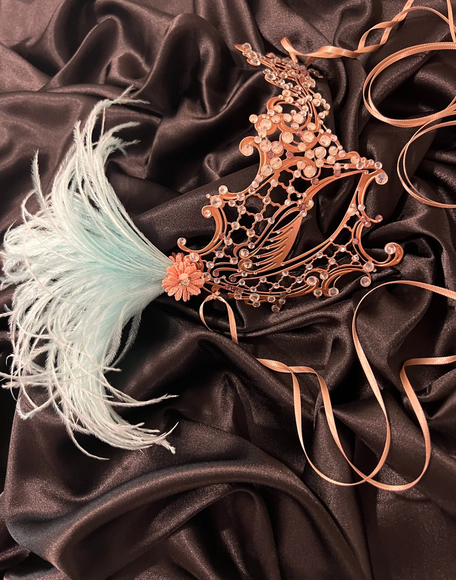 Mezza Maschera Dorata con Piuma - Image 2