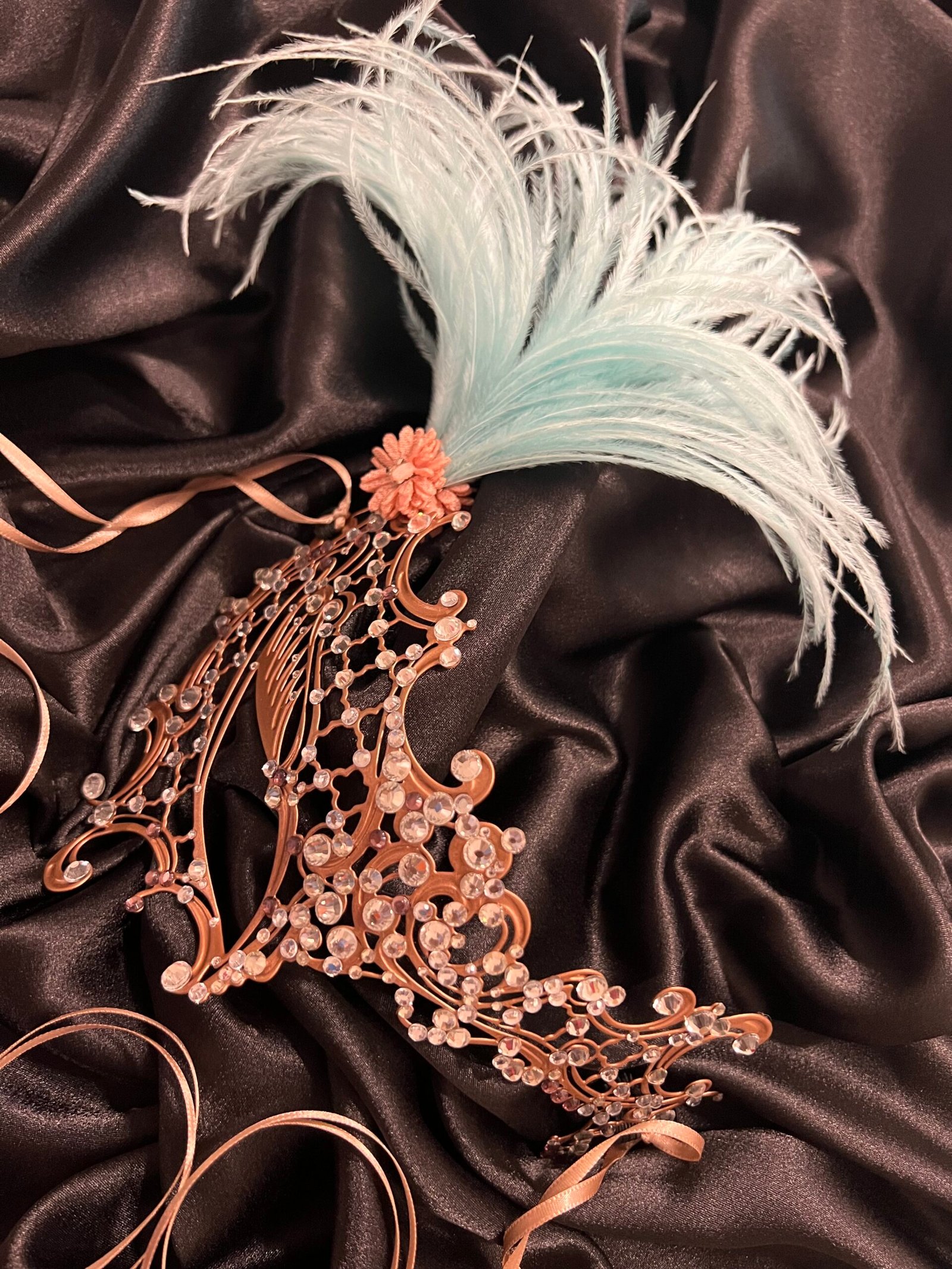 Mezza Maschera Dorata con Piuma - Image 3